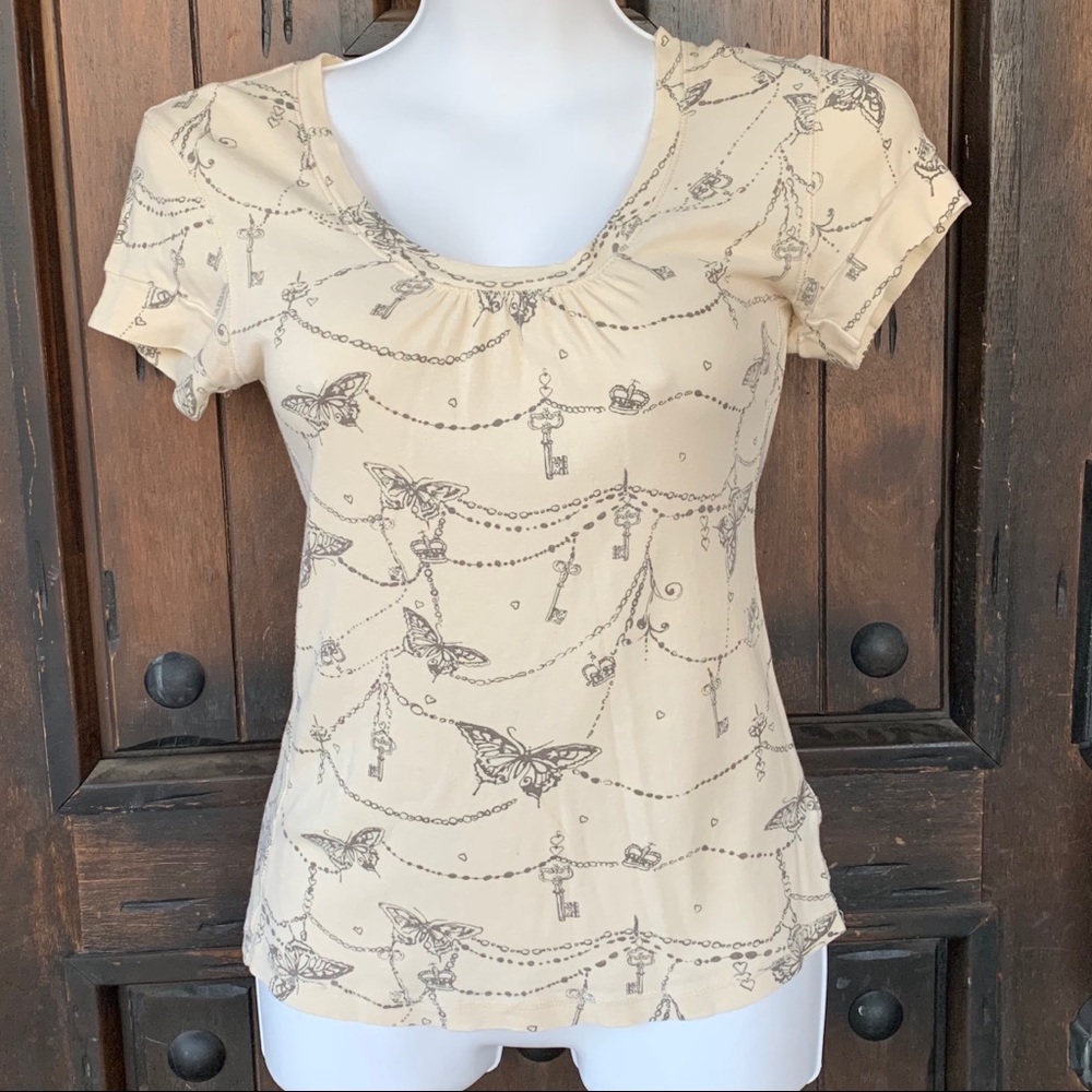🛑 SOLD!! • ✰ Short Sleeve Scoop Neck T Shirt